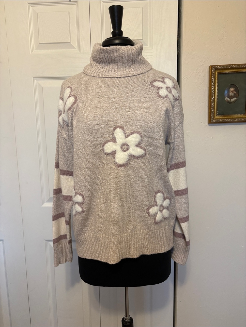 NWT Hem & Thread Mauve Floral Turtleneck Sweater. Fuzzy Flower. Size Small.